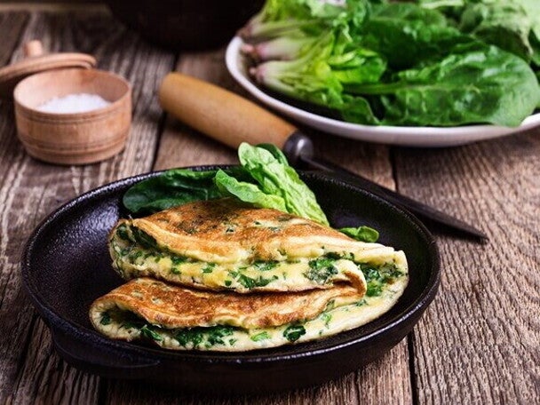 Omelete de claras com espinafre e queijo cottage + torrada integral Omelete de claras com espinafre e queijo cottage + torrada integral