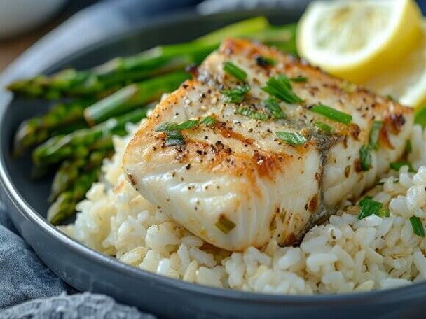 Peixe grelhado com legumes no vapor + arroz integral Peixe grelhado com legumes no vapor + arroz integral