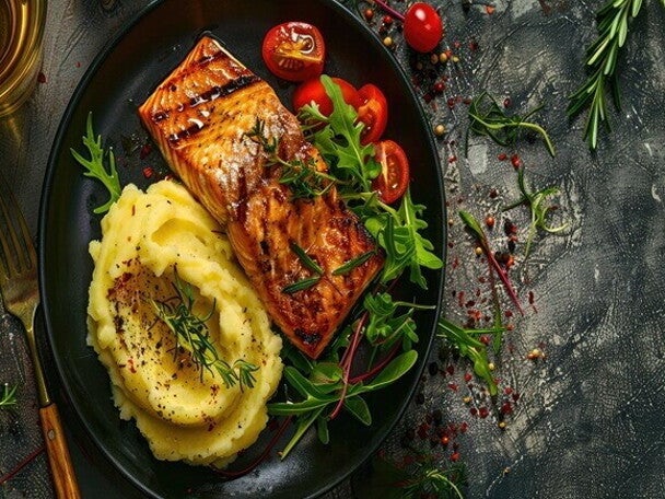 Salmão assado + purê de batata doce + salada de folhas verdes Salmão assado + purê de batata doce + salada de folhas verdes