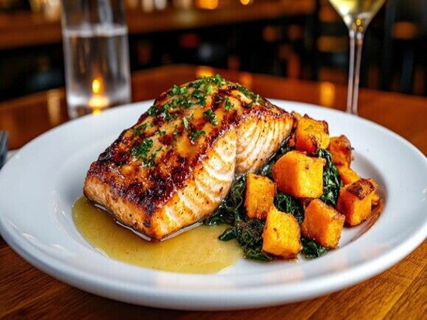 Peixe assado com batata doce + salada de folhas verdes Peixe assado com batata doce + salada de folhas verdes