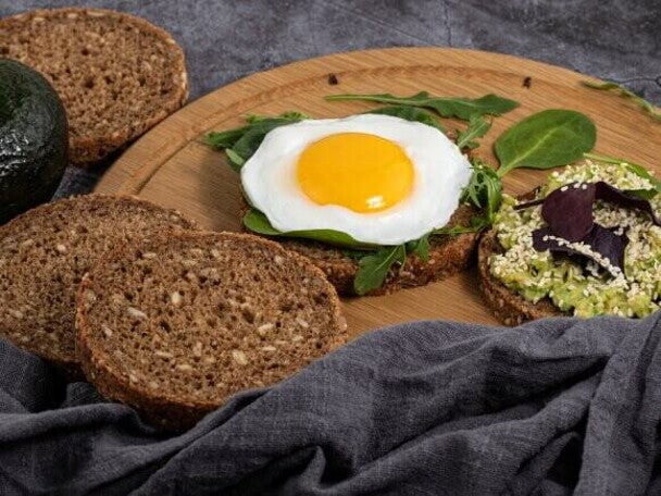 Ovo com Pão de Linhaça e Molho Cremoso de Manjericão