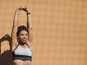Mulher realizando exercícios pós-parto. Conceito de exercícios de Kegel.