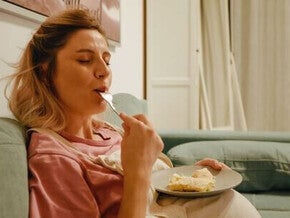Mulher grávida comendo alimentos gordurosos