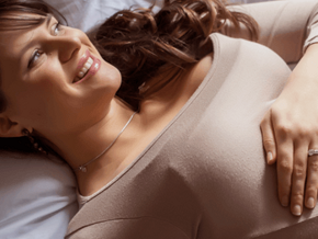 Mãe deitada tranquila na cama, por Nestlé Baby & Me