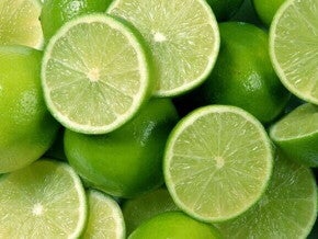 Diversos limões cortados ao meio sobrepostos