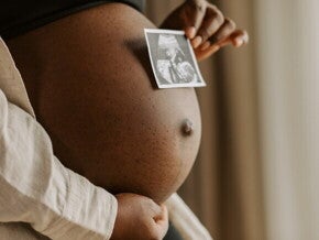Barriga de gestante segurando uma ultrassonografia. Barriga de gestante segurando uma ultrassonografia.