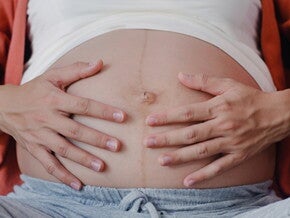 Imagem da barriga de uma gestante com a linha nigra bem evidente