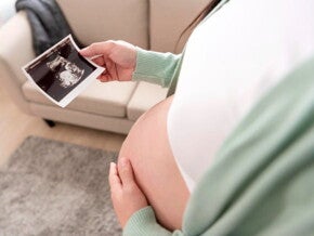 mulher segura barriga com receio de perda de líquido amniótico