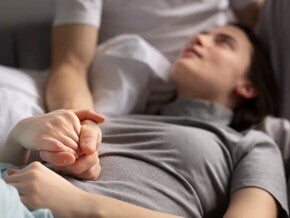 mulher deitada com a cabeça sobre as pernas do marido segundo sua mãe