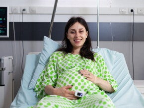 mulher grávida vestindo roupas de hospital mulher grávida vestindo roupas de hospital