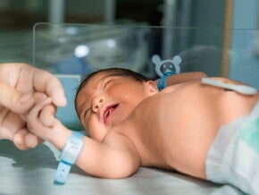 Bebê recém nascido em enfermaria de hospital. Bebê recém nascido em enfermaria de hospital.