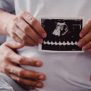 Foto de mãe segurando imagem de ultrassom Foto de mãe segurando imagem de ultrassom