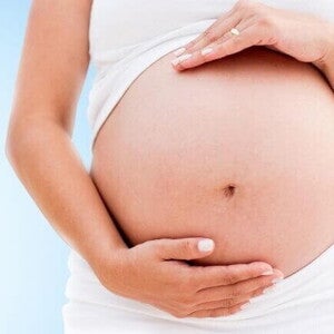 Mulher grávida com as mãos envolvendo a barriga Mulher grávida com as mãos envolvendo a barriga