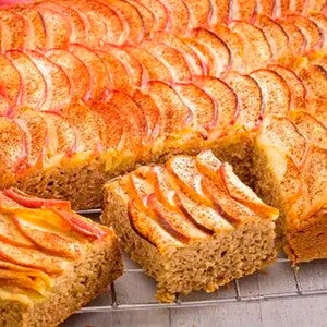 Bolo De Maçã Sem Açúcar disposto sobre assadeira