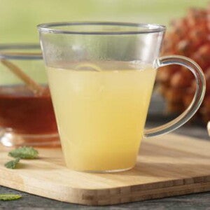 Xícara transparente com Chá de Casca de Abacaxi