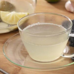 Xícara transparente com Chá de Limão com Alho