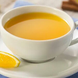 Xícara branca com Chá de Laranja e Gengibre