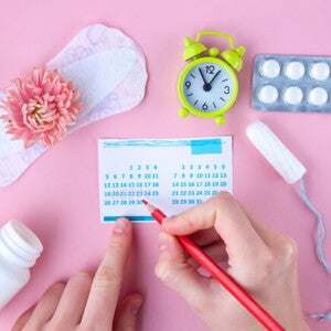 imagem com elementos que remetem a menstruação, como: absorvente interno e externo, cartela de remédios e um calendário imagem com elementos que remetem a menstruação, como: absorvente interno e externo, cartela de remédios e um calendário