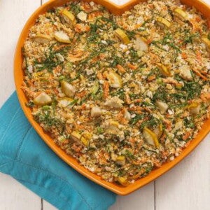 Recipiente laranja em formato de coração com Farofa Enriquecida com Folhas e Talos