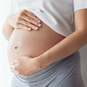 gestante com as mão sobre a barriga gestante com as mão sobre a barriga