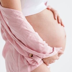 gestante de perfil com as mãos sobre a barriga gestante de perfil com as mãos sobre a barriga