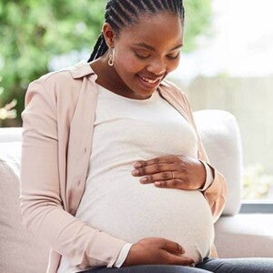 gestante sentada com as mãos na barriga gestante sentada com as mãos na barriga