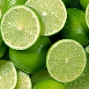 Diversos limões cortados ao meio sobrepostos Diversos limões cortados ao meio sobrepostos