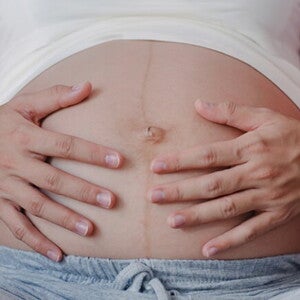 Imagem da barriga de uma gestante com a linha nigra bem evidente Imagem da barriga de uma gestante com a linha nigra bem evidente