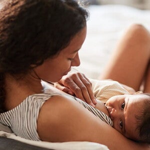 Imagem de uma mãe amamentando seu bebê Imagem de uma mãe amamentando seu bebê