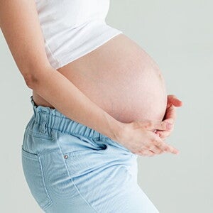 imagem de uma mãe grávida segurando a barriga imagem de uma mãe grávida segurando a barriga