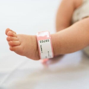 imagem do pé de um bebê recém nascido, com a identificação do hospital imagem do pé de um bebê recém nascido, com a identificação do hospital