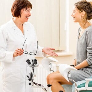 médica e paciente em consultório ginecológico médica e paciente em consultório ginecológico