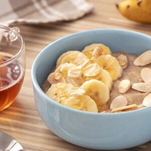 Tigela azul com Mingau de Aveia com Banana