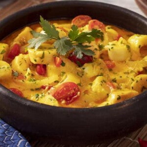 Recipiente marrom com Moqueca de Banana da Terra com Palmito
