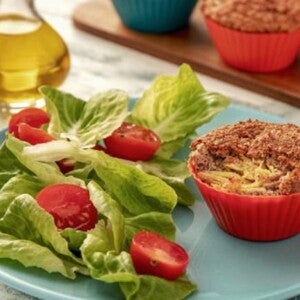 Prato azul com Muffin Salgado e salada