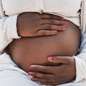 mulher grávida com as mãos envolvendo a barriga mulher grávida com as mãos envolvendo a barriga