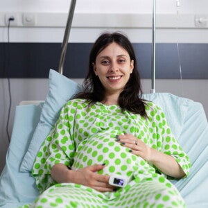 mulher grávida vestindo roupas de hospital mulher grávida vestindo roupas de hospital