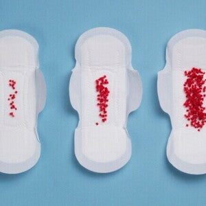 Exemplo de fluxo leve, moderado e intenso em absorventes.