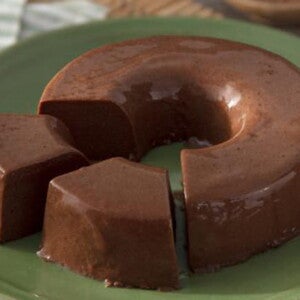 Prato verde com Pudim de Banana e Chocolate Sem Lactose e Sem Glúten