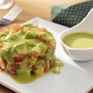 Prato branco com tartar de abacate