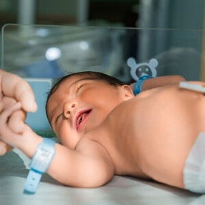 Bebê recém nascido em enfermaria de hospital. Bebê recém nascido em enfermaria de hospital.