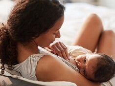 Imagem de uma mãe amamentando seu bebê