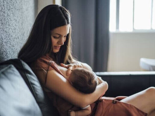 Mãe amamentando o bebê com frequência para aumentar a produção de leite materno