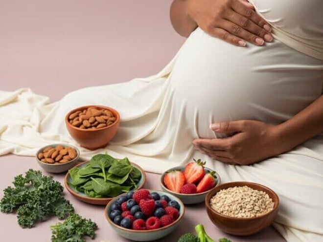 Gestante com mãos na barriga e alimentos representando macronutrientes e micronutrientes.