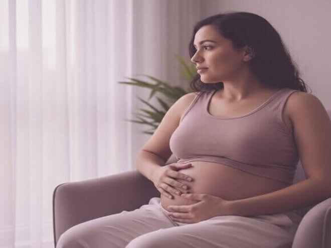 Mulher pós-parto, com toque suave na barriga, em reflexão sobre seu corpo em recuperação. Foco em autoaceitação e cuidado.