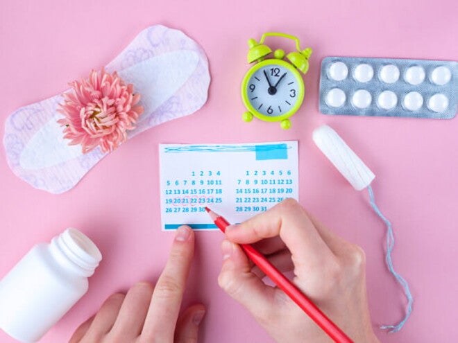 imagem com elementos que remetem a menstruação, como: absorvente interno e externo, cartela de remédios e um calendário imagem com elementos que remetem a menstruação, como: absorvente interno e externo, cartela de remédios e um calendário