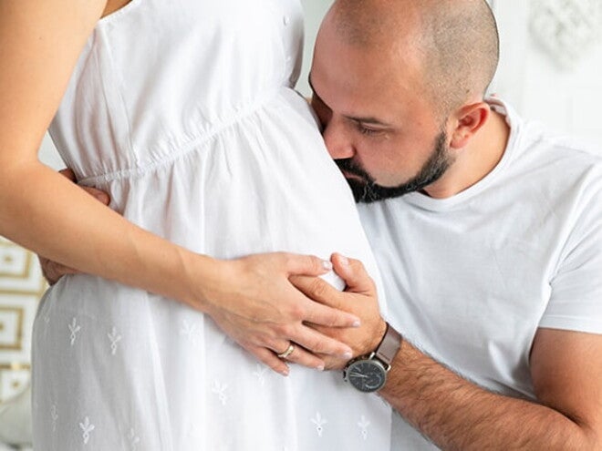 Homem abraçando carinhosamente sua esposa grávida Homem abraçando carinhosamente sua esposa grávida