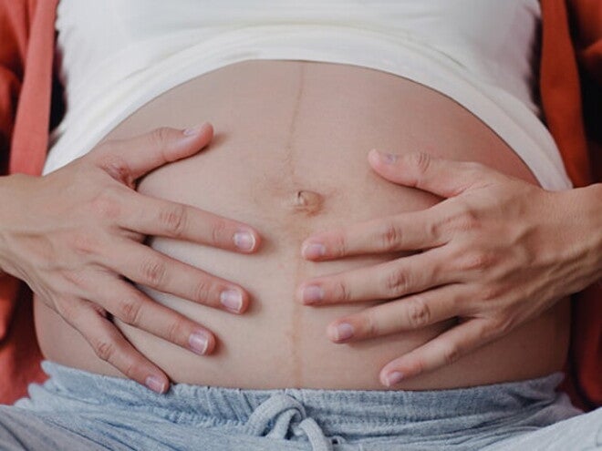 Imagem da barriga de uma gestante com a linha nigra bem evidente Imagem da barriga de uma gestante com a linha nigra bem evidente