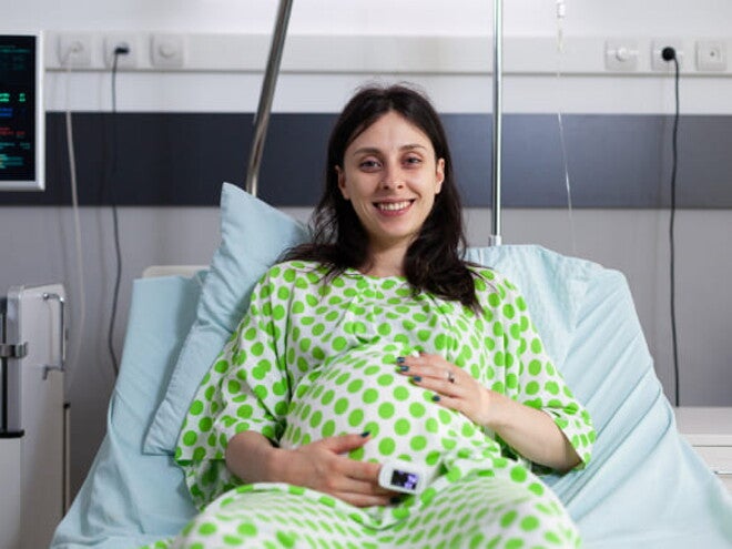mulher grávida vestindo roupas de hospital mulher grávida vestindo roupas de hospital
