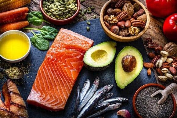 Alimentos com alto teor de gorduras ômega-3. Salmão, sardinhas, abacate, nozes, azeito de oliva.
